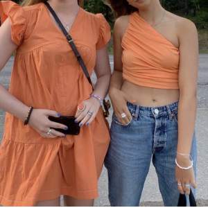 orange klänning med volanger, köpt här på plick och endast använd 1 gång av mig🫶🏽färgen i verkligheten är som på första bilden