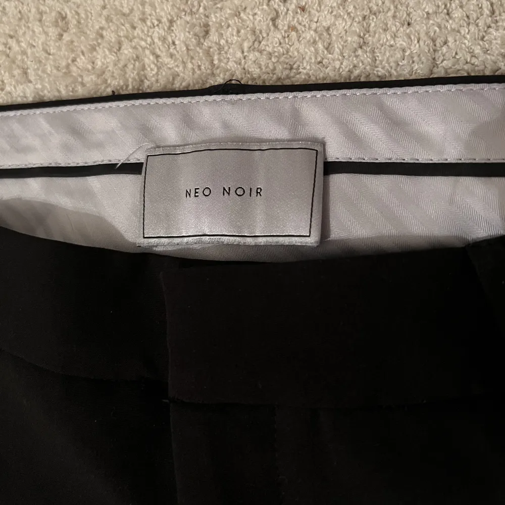 Jag säljer nu mina kostymbyxor från Neo Noir pga att de är förstora för mig. Inköpta i julas och har använts 2-3 gånger och är i bra skick. Nypris 699kr, mitt pris 350kr. . Jeans & Byxor.