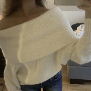 H&M tröja - Beige stickad tröja från H&M. Använd 1 gång och i väldigt bra skick. 