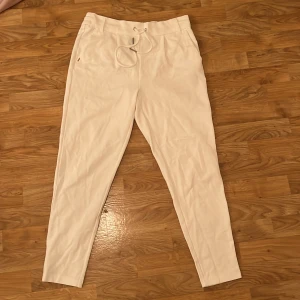 Vita mjuka kostymbyxor - Vita kostymbyxor från only. Aldrig använda! De är i mjukt stretchigt material strl M 