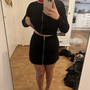 Suede kjol med guld dragkedja - Oanvänd suede kjol med guld dragkedja som passar till allt 🎉  Strl 38 från H&m 