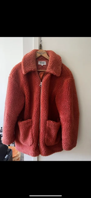 Teddyjacka  - Mysig jacka från Weekday. Köpt sedan 2 år tillbaka. 