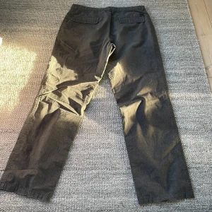 Boss chinos  - Väldigt fint skick på dessa! Hittar inte sizetag men skulle säga 32/32 