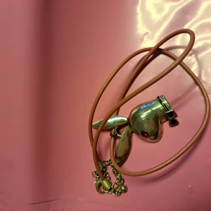 Playboy Halsband 🌞 - Hej alla glada ☺️ Här har jag ett fint halsband med Playboy-kaninen, ca 3cm, röd pärla som öga🌞 Pris 8 kr plus frakt 16 kr 🌞 Endast vanlig Swish då jag har egna färdigfrankerade postpåsar hemma 🌞 vid frågor kontakta mig 🌞 Anki 🌞
