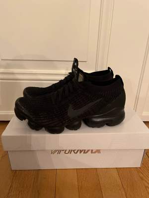 Vapormax, storlek 41. Bra skick 8/10. Köpte för 2200kr.  Liten lagning under höger sula.