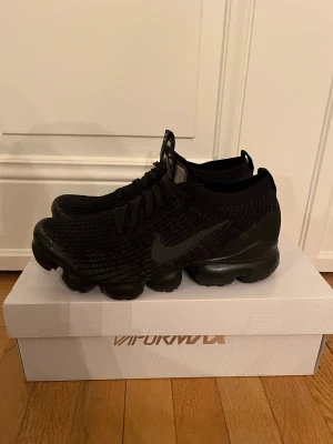 Vapormax  - Vapormax, storlek 41. Bra skick 8/10. Köpte för 2200kr.  Liten lagning under höger sula.