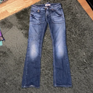 Lågmidjade jeans - Säljer pga de är för små, bra skick inte utslitna. Skriv innan ni köper💓