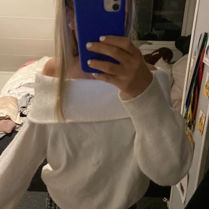 Trendig stickad tröja  - Jätte fin stickad tröja från hm💓aldrig använt köpte för 200kr säljer för 80kr❤️storlek xs!