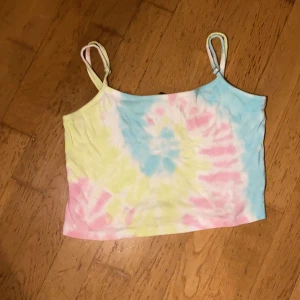 Färgglatt linne - Jag säljer linnet för att jag det är lite för liten. Det är i bra skick. Har använt det några gånger.