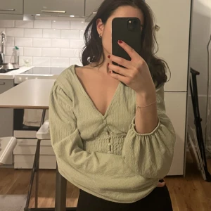 Vårig blus - En söt blus som passar perfekt nu när det blir ljusare för att matcha vår vibes 🌸 