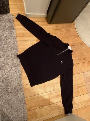 Fred Perry half zip sweatshirt  - Fred Perry half zip sweatshirt i storlek S, bra skick 