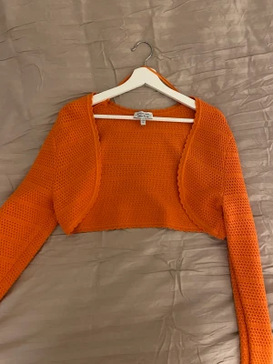 Bolero - Jättesöt bolero från & other stories. Använd enstaka gånger. Säljer då den inte kommer till användning. Storlek M men skulle säga att den sitter som S. Nypris 790:-