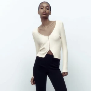 Stickad kofta  - Säljer denna super söta stickade kofta från zara. Helt ny pris lappen är fortfarande på. Säljer då den inte kommer till användning. Är en L men sitter som en M 