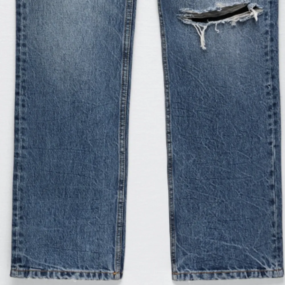 Säljer nu dessa populära zara mid Rise jeans som är helt utsålda. De är knappt använda och säljer pga fel storlek. Skriv till mig om ni vill ha egna bilder, pris kan diskuteras☺️. Jeans & Byxor.