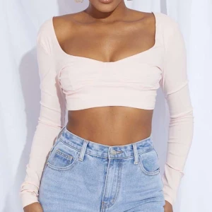 Rosa topp från prettylittlething  - Jättefin ljus rosa/pastell rosa topp från prettylittlething i storlek S som aldrig används, kanske använt fyra gånger💞💗💖