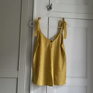 Linne från Stajl - Gult linne med diskreta små blommor från Stajl.