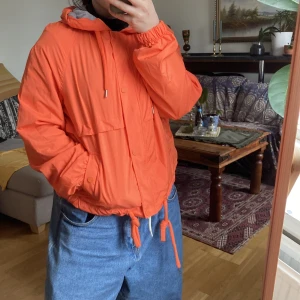 Windbraker - Fet windbraker som inte kommer till användning. Knappt använd!