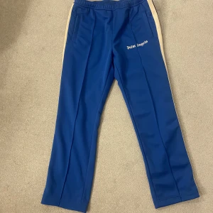 Palm Angels Trackpants - Säljer nu dessa feta Palm byxor Strl Medium Skick 8/10 Nypris 4000kr Mitt pris 2200kr inklu frakt