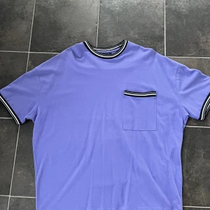 ASOS oversize t-shirt  - Tjena säljer min oversize t-shirt. Storleken är Small och är köpt på asos. Aldrig använt den så den är nyskick!