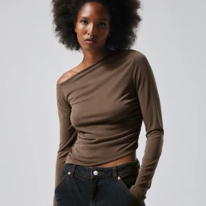 Weekday top - Weekday ”drapperad topp” använd fåtal gånger så i nyskick💕