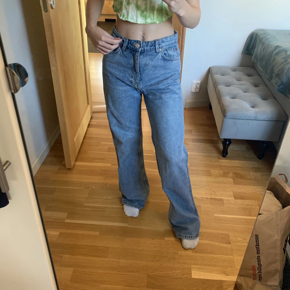 Ett par blåa monik jeans som jag inte längre använder, jag tycker att längden är helt okej, kanske en aning för lång för mig som är 161 cm. De är i bra skick och fläckfria i storlek 38. Jeans & Byxor.