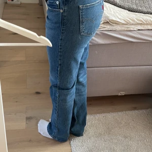 Lågmidjade levis jeans - Nypris 1200. Använda en gång alltså i bra skick 🫶🏼 lågmidjade straight