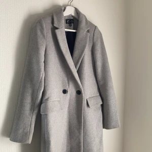 Kappa i fint skick - Perfekt till höst, vinter och vår då den är lagom varm och oversize så man får plats med varmare plagg under!