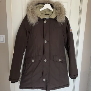 Svea jacka - Brun jacka från svea med äkta päls. Jättefint skick. Säljer en likadan i svart 🤍