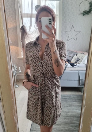 Klänning  - Klänning o vintage stil från HM Står 38 men är som 34/36