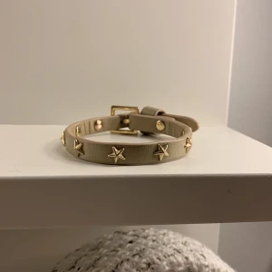 Armband från Buyus!  - Säljer nu detta jättefina stjärnarmbandet från buyus. Det är lite slitet men är jättefint. Kontakta vid intresse ❤️ Köpte armbandet för 400kr. 