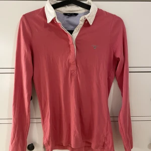 Gant långärmad pikétröja  - Superfin långärmad pikétröja från Gant! Använd mycket få gånger så i bra skick, storlek XS!