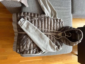 Moncler cardigan - Tjenare, säljer min moncler cardigan den är ungefär i cond 8/10 den har en liten fläck på ryggen som säkert går bort i tvätten och ett litet märke på srmen som man inte tänker på  Storleken är XL men den sitter väldigt litet och passar ungefär M-L