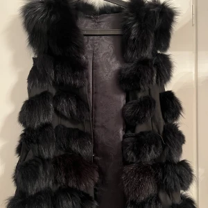 Pälsväst - En väldigt fin pälsväst i fint skick. Det är en one size, så skulle säga att den passar alla från XS- L 