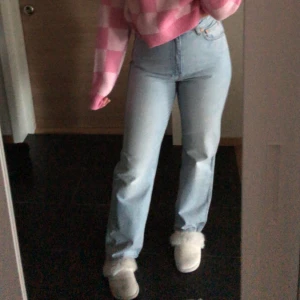 Weekday jeans - Säljer två par nya weekday jeans i modelen Rowe, båda paren är  ljusblå i storlek 27’32. Ett par har slits nertill. Säljer dom nu då jag ska flytta, dom är knappt använda. Vill man ha båda byxorna så kan man få båda för 250kr. Köpare står för frakt🥰🥰