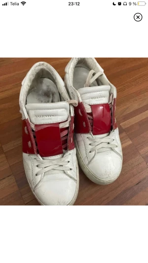 Valentino  - Säljer mina valentino skor för att dom har blivit för små , låda kommer med , skriv privat för fler bilder och info