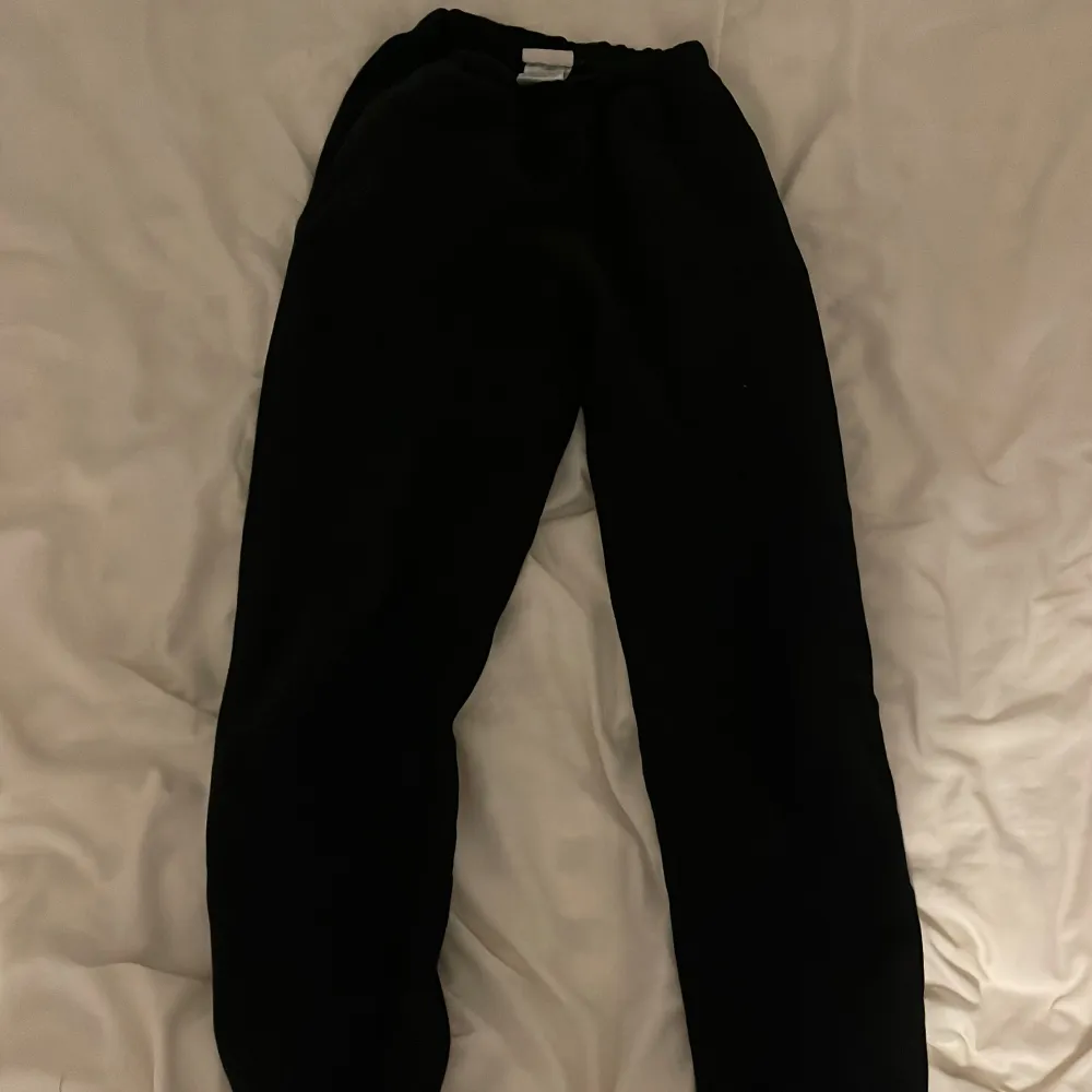 Svarta mjukisbyxor från Gina tricot, storlek xs. Jeans & Byxor.