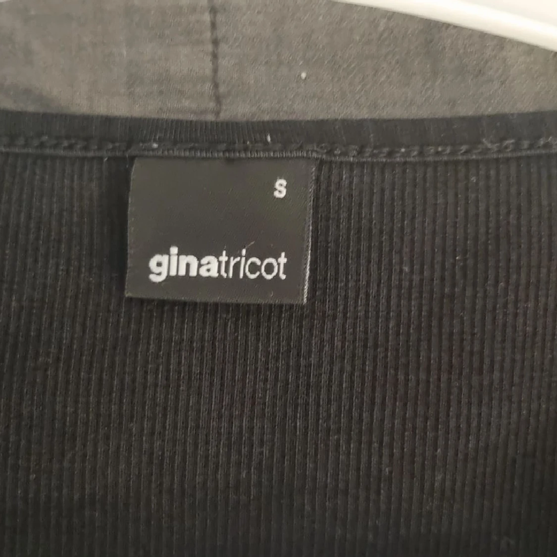 Svart Tröja från gina tricot  - 91