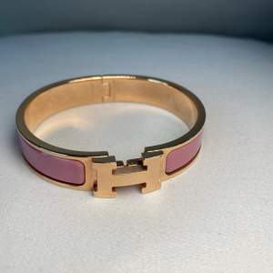 Rosa Hermès Clic HH bracelet. Använt få gånger. I bra skick. Nypris 7000kr.  Köpare står för frakt. 