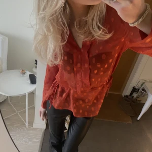 Blus - Sååå fin blis med knytning i midjan, helt oanvänd🥰