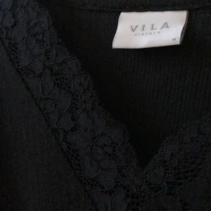 Tshirt med spets - Tshirt med spets från vila i storlek M. Använd fåtal gånger och i gott skick!