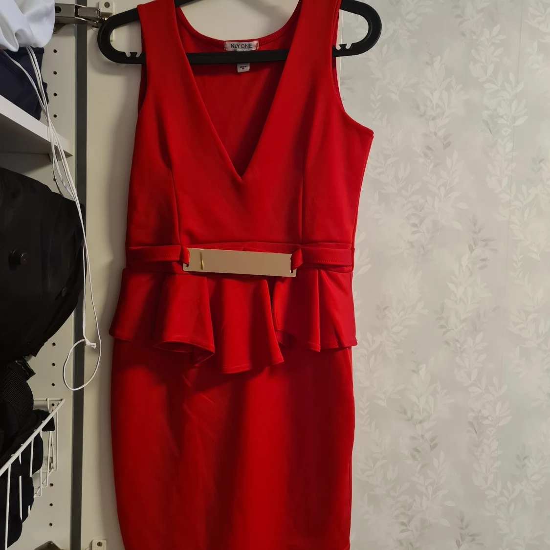 Röd klänning med fina detaljer - 90