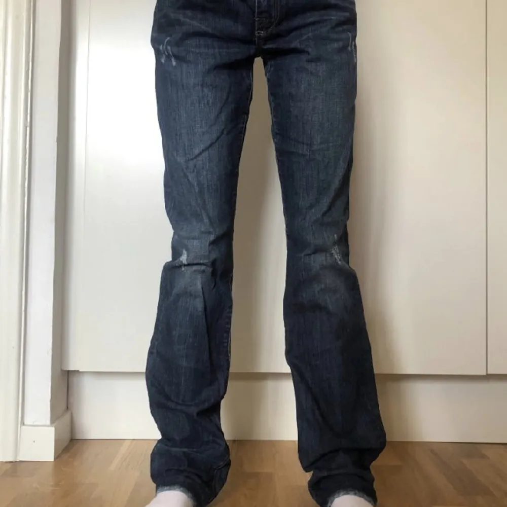 Har tänkt på att sälja mina jätte fina Victoria Beckham jeans. Dom är Lågmidjade och straight leg med coola fickor ⭐️ Skriv till mig om ni har frågor om mått och sånt! Bilderna är lånade ☺️. Jeans & Byxor.