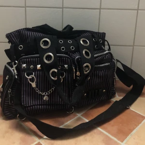 Jawbreaker väska  - tvärsnygg & praktisk  men kommer ej till användning.  köpte för 500kr & fortfarande i fint skick :)  