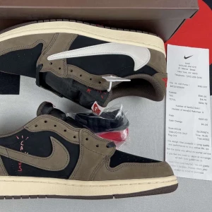 Nike air force travis scott  - Nike air force travis scott helt nya akdrig använt pris kan diskuteras storlek 40-45
