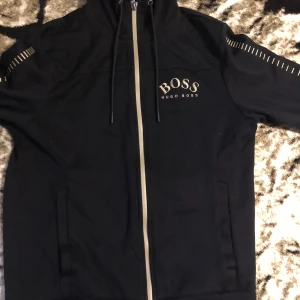 Hugo boss kofta  - Hugo boss kofta går ej att köpa nånstans bra skick 