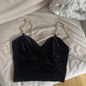 Sammet topp med kedjor - Säljer denna sammet croptoppen med guldiga kedjor som axelband, oanvänd!