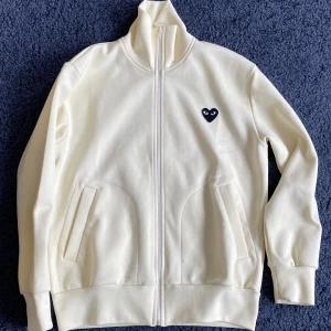 CDG Play Kofta vit/gul - Snygg CDG kofta köpt på END i London för drygt 5 år sedan för 2500 och har används varsamt sedan dess (8/10). Storlek M men passar även L. 