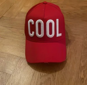 Dsquared2 keps - Dsquared2 keps i nyskick. Köpt förra veckan på NK. Pris kan diskuteras. Meddela för mer info.