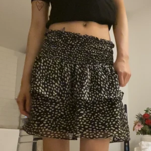 Kjol  - Söt kjol från Chelsea, stretchig i midjan så passar typ alla storlekar 💞