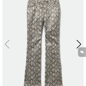 Orm mönstrade byxor - Sjukt coola orm mönstrade byxor från weekday💖sjukt coola verkligen!!!!!